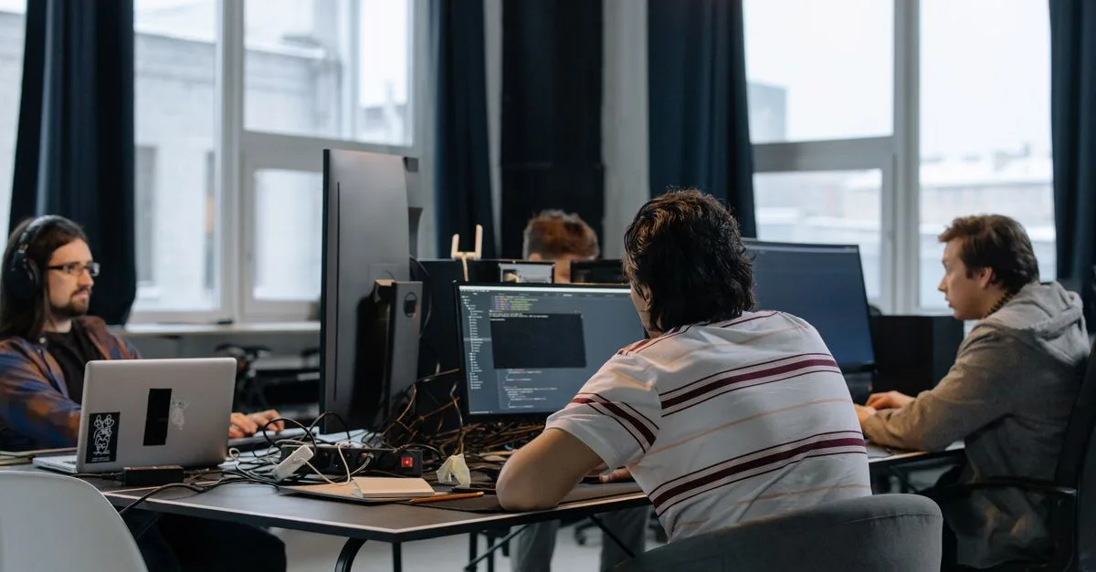Equipe comercial trabalhando com CRM em escritório