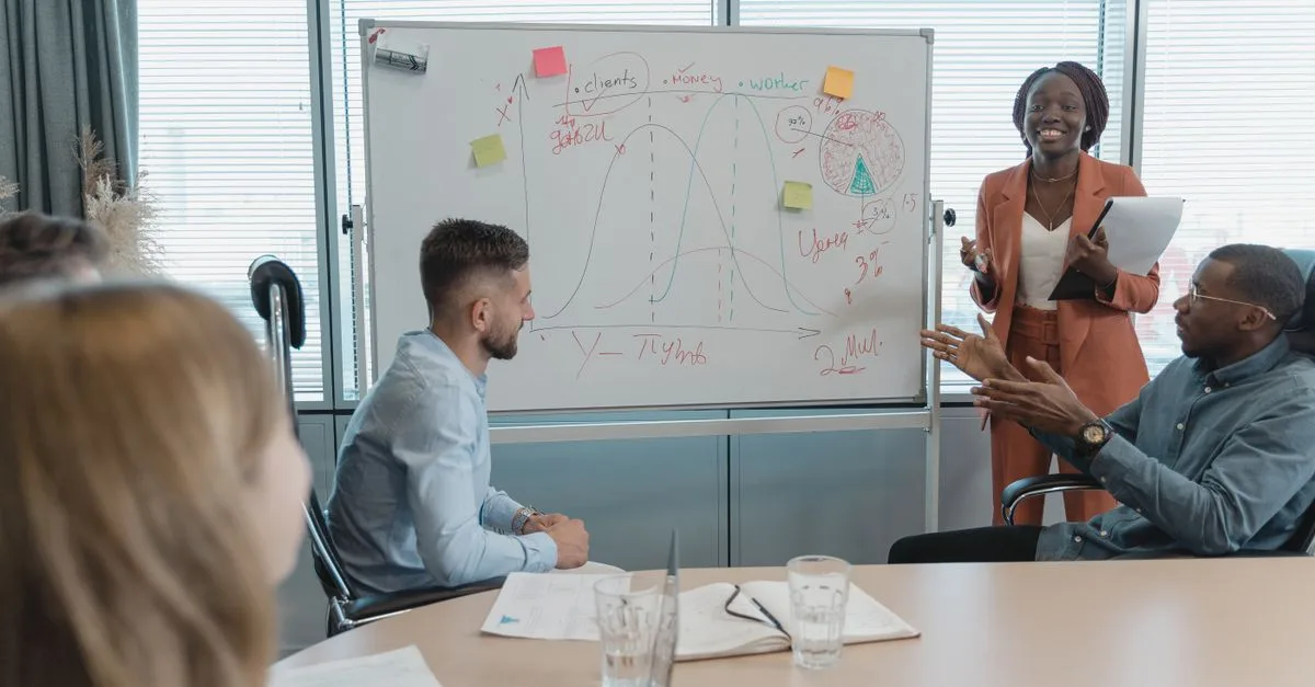 Time de vendas desenhando o processo comercial em um quadro