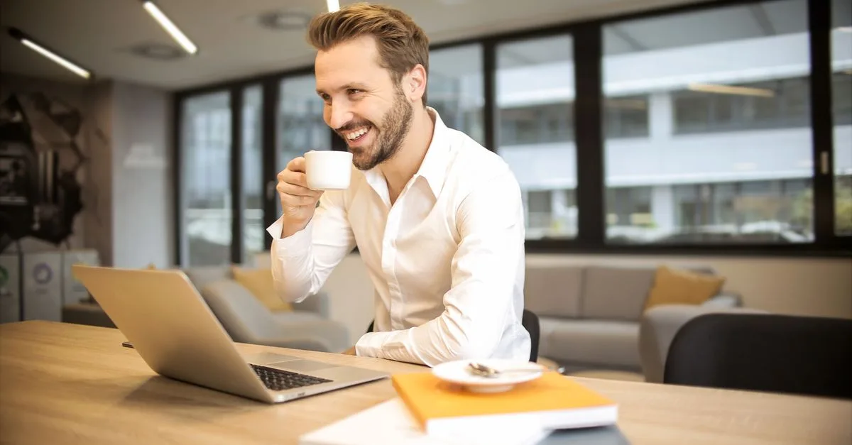 Empreendedor trabalhando no notebook