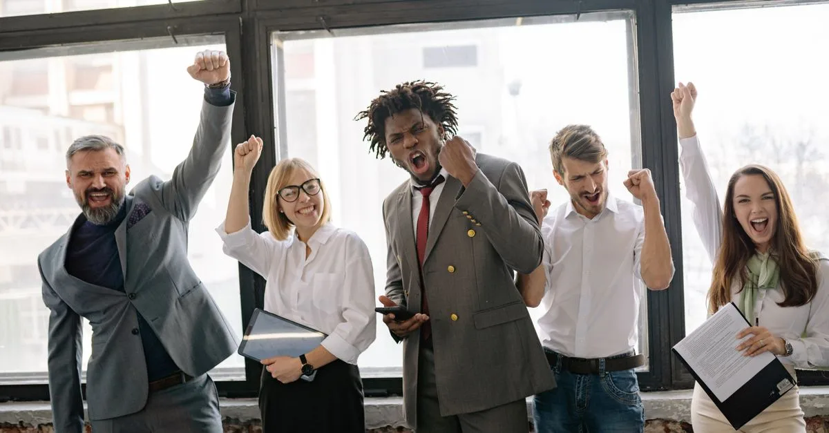 Equipe comemorando resultado em escritório