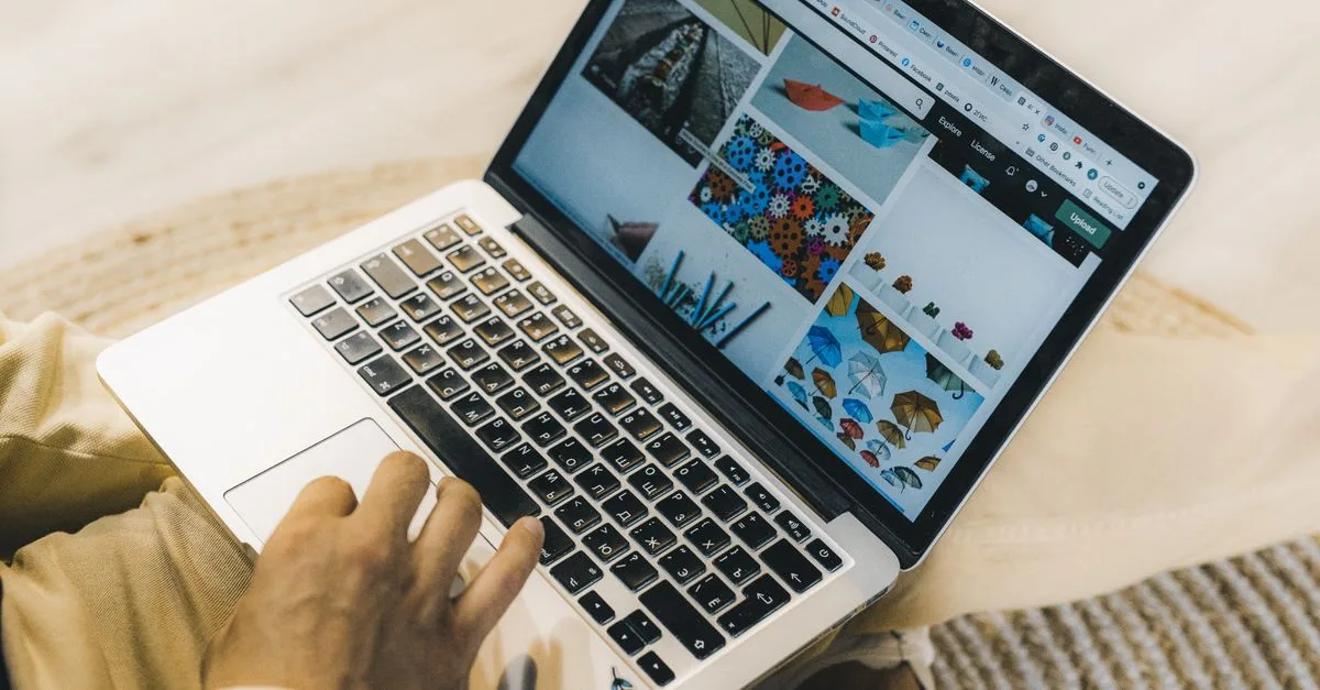 Pessoa navegando em um site em um notebook