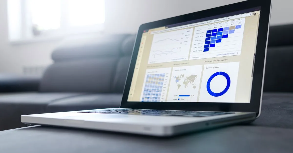 Painel de campanhas de anúncios aberto em um notebook